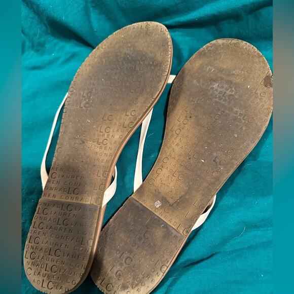 Lauren Conrad White Strap leather Flip Flops Sz 9W - Picture 3 of 3
